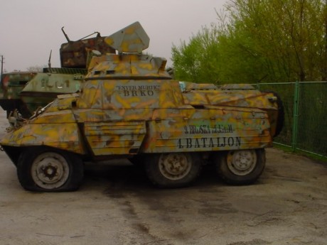 curiosa combinación....
 t55hell-1.jpg 
 t55hell-2.jpg 
 t55hell-3.jpg 

barcaza T55 con torre de M18 90