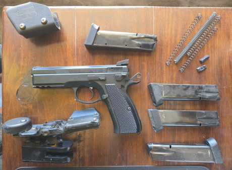 buenas , se vende Pistola CZ-SP01 TACTICAL + kit IPSC.
Incluye 4 cargadores de 18 cartuchos
funda ghost 00