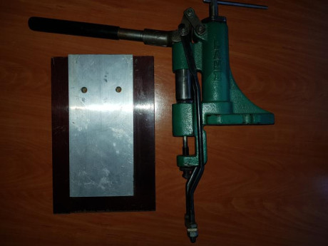 Re calibradora engrasadora RCBS lube a matic II, el empujador de grasa está retocado. 275€
Recalibradores 02