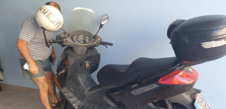 pues eso quisiera hacer un cambio de un ciclomotor piaggio x7 300 año 2011 por un rifle.
tiene la itv 00