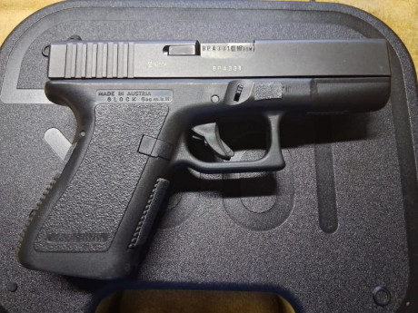 Hola. 
Vendo pistola Glock 19 de Segunda Generación.  Con dos cargadores, uno de ellos +2.
Boyon de extracción 10