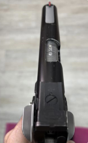 Se ofrece una magnífica STI Apeiro, calibre 40 SW,  5 cargadores STI, aletas seguro doble Alpha, botón 02