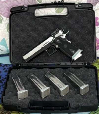 Se ofrece una magnífica STI Apeiro, calibre 40 SW,  5 cargadores STI, aletas seguro doble Alpha, botón 00
