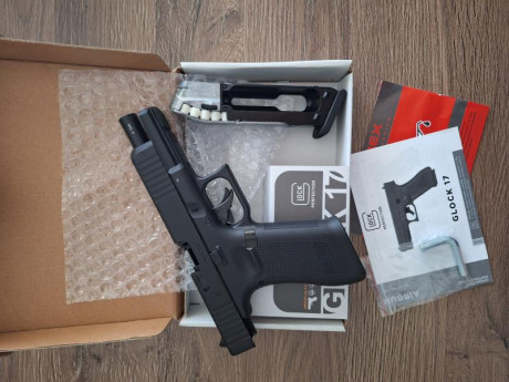 Vendo pistola co2 (glock gen5 balines 4.5 mm) en perfecto estado de funcionamiento.
Precio: 125e + gastos 00