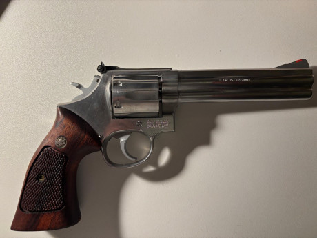Buenas, vendo este revolver.
Smith Wesson 686 6"
Calibre .357 mg
Guiado en F
Está como se ve en perfectas 01