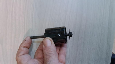 Vendo o cambio por algo de mi interés revólver ASTRA POLICE guiado en F. 

Dos tambores, .357 y 9 mm. 10