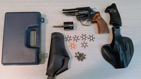 Vendo o cambio por algo de mi interés revólver ASTRA POLICE guiado en F. 

Dos tambores, .357 y 9 mm. 20