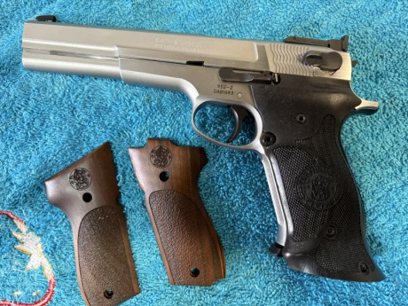 Hola , vendo esta Smith Wesson 952-2 de 6” y 9 mm.
Performance Center.

La pistola está como nueva, muy 00