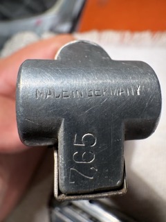 Hola.

Pongo a la venta dos cargadores de luger:

1. Con marcajes Alemanes 150€
2. Marcado 7,65 125€

Mas 01