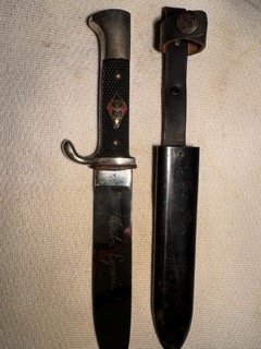 Hola,

Vendo Daga Falange marcada SEAM 1936/8, en buen estado con alguna pequeña zona de oxidacion en 02
