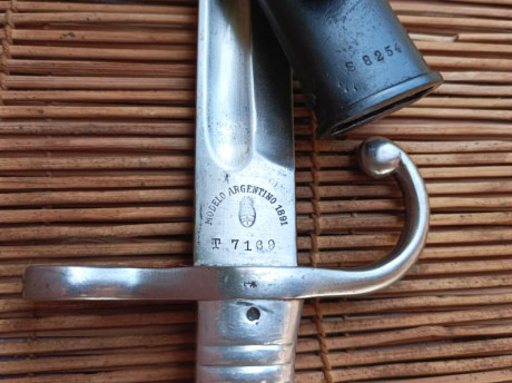 Buenas.
Se vende Bayoneta Argentina Modelo 1891 con cachas en aluminio para fusil Mauser argentino del 01