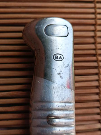 Buenas.
Se vende Bayoneta Argentina Modelo 1891 con cachas en aluminio para fusil Mauser argentino del 10
