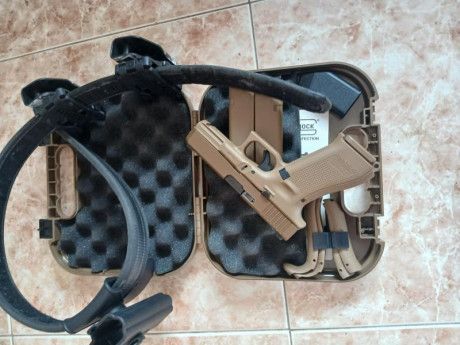 Hola, se vende Glok X19 con 2 cargadores exrtra y cinturón IPSC, apenas ha tirado una caja de cartuchos, 02