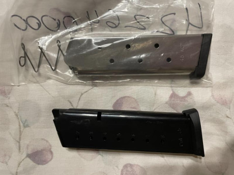 Se venden estos dos cargadores con capacidad de ocho cartuchos del 45acp.
Con ningunos de los dos se ha 00