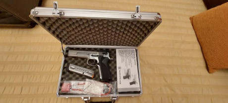 Vendo pistola Smith&Wesson5906 PPC Performance Center cañón de 5 Pulgadas en acero inoxidable, con 02