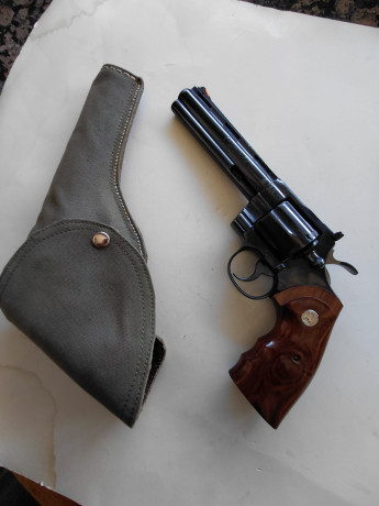 En venta revolver Colt Pithon .357mg 6"
1000€+gastos. 01