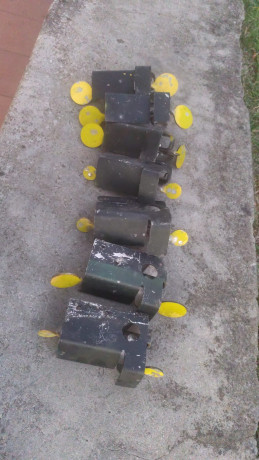 Son 7 unidades , de blanco reseteables. En chapa de 3' milimetros. Con zonas de impacto de 40 y 25 mm. 00