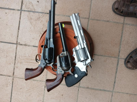 Hola, se vende tres revolveres en muy buen estado
1 Colt Anaconda del 44 Mágnum 400 e
1 Aldo Uberti del 02