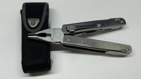 Victorinox Swiss Tool con clip y par de fundas de regalo, COMO NUEVA, MUY POCO USO 110 € Envio Incluido

 02