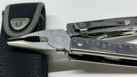 Victorinox Swiss Tool con clip y par de fundas de regalo, COMO NUEVA, MUY POCO USO 110 € Envio Incluido

 01