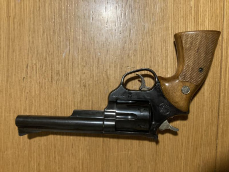 Se vende Astra 44 Magnum, cañón 6 pulgadas, tiene algunos puntos de oxido superficial, nada grave, va 02