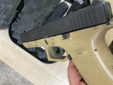 Se vende Glock 17 3Gen, el cuerpo ha sido pintado hace tiempo color arena, tiene marcas de uso y portenem 00
