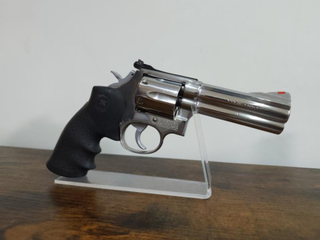 Espectacular revólver S&W 686 de 4 pulgadas. Es de la primera generación del 686, de 1984. Funciona 02