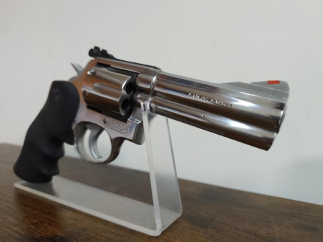 Espectacular revólver S&W 686 de 4 pulgadas. Es de la primera generación del 686, de 1984. Funciona 01