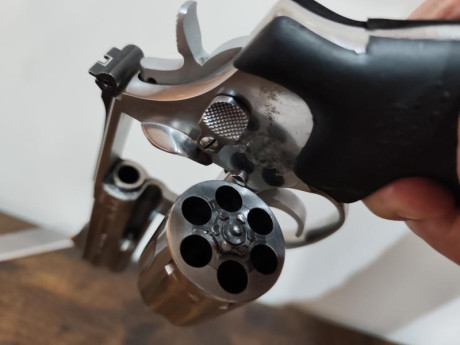 Espectacular revólver S&W 686 de 4 pulgadas. Es de la primera generación del 686, de 1984. Funciona 00