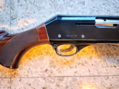 ​Vendo escopeta semiautomática Fabarm Modelo 130 en calibre 12 por exceso de armas en la guía.
​Características:
​Sistema: 00