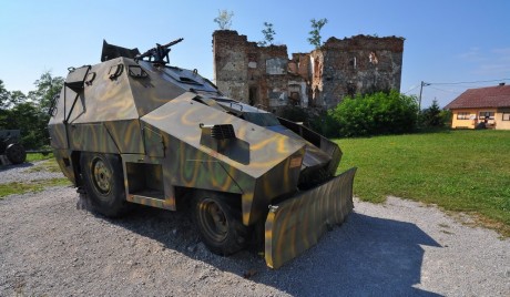 curiosa combinación....
 t55hell-1.jpg 
 t55hell-2.jpg 
 t55hell-3.jpg 

barcaza T55 con torre de M18 160