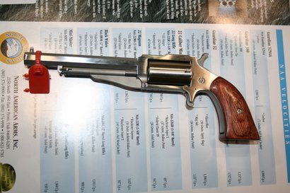 Aunque no es un arma de avancarga (todavía) os pongo unas fotos del nuevo mini revólver de NAA, al puro 10