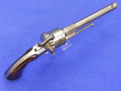 Voy a colocar unas fotos de un arma larga alemana de llave de mecha del siglo XVI. 82