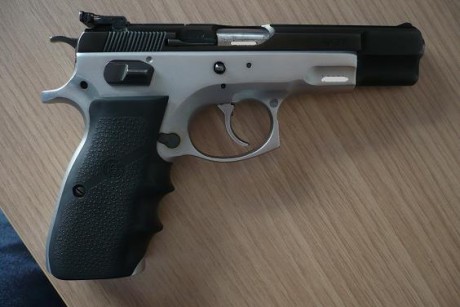 Hola amigos! ya que se muestran tantas armas buenas creo que a los propietarios de una cz 75 se nos tendría 20