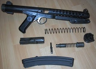 Tengo curiosiad por este subfusil que me atrae mucho y no consigo tener apenas información.
En este foro 10