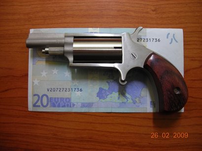 Tengo un Remington 1858 NMA, un Rogers&Spencer y un Colt 1860. Ahora me apetece un revolver mas corto. 10