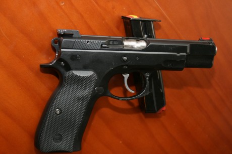 Hola amigos! ya que se muestran tantas armas buenas creo que a los propietarios de una cz 75 se nos tendría 31