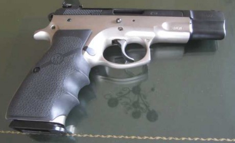 Hola amigos! ya que se muestran tantas armas buenas creo que a los propietarios de una cz 75 se nos tendría 10