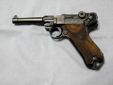 Todos los que vamos viniendo por aquí tenemos varias armas y réplicas. Armas que además nos esforzamos 00