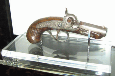 Todavia hay muchas gentes que no saben que a lincoln lo mataron con una pequeña y cutre pistola de avancarga 01
