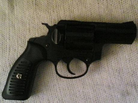 Todos los que vamos viniendo por aquí tenemos varias armas y réplicas. Armas que además nos esforzamos 60