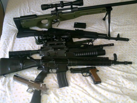 Todos los que vamos viniendo por aquí tenemos varias armas y réplicas. Armas que además nos esforzamos 110