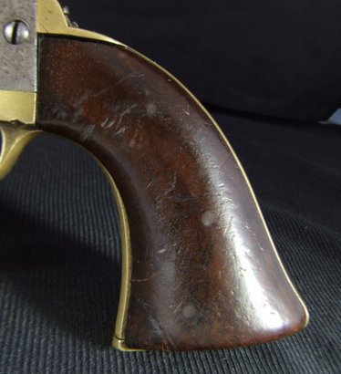 Este revolver, fabricado en Belgica bajo licencia y patentes varias de Colt por L.Ghaye, es unico con 10