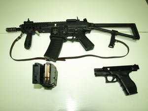 Todos los que vamos viniendo por aquí tenemos varias armas y réplicas. Armas que además nos esforzamos 121