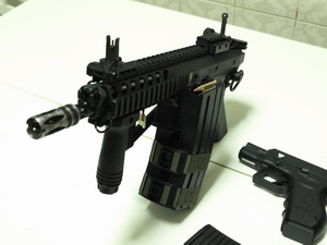 Todos los que vamos viniendo por aquí tenemos varias armas y réplicas. Armas que además nos esforzamos 120