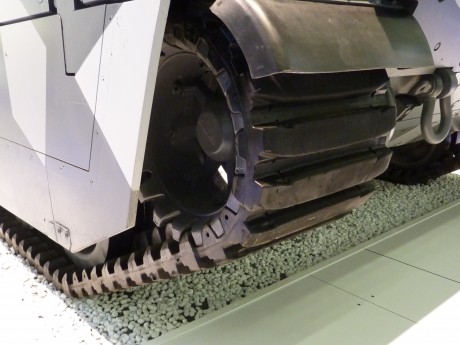 La oruga de goma de la empresa Soucy International se esta probando en los CV90-30 noruegos en el desierto 00
