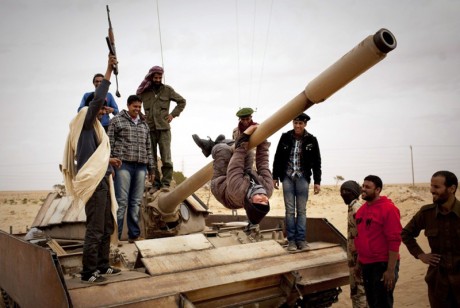 aqui teneis los T55 tuneados de Libia
 lau-411.jpg 
 lau-416.jpg 


https://milinme.wordpress.com/2011/03/19/field-modification-in-libya/ 140