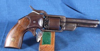 Pues este es un revolver de bolsillo, C.R.Alsop debio de ser su fabricante y su calibre .31. Este modelo 01