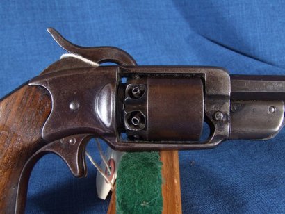 Pues este es un revolver de bolsillo, C.R.Alsop debio de ser su fabricante y su calibre .31. Este modelo 00