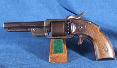 Pues este es un revolver de bolsillo, C.R.Alsop debio de ser su fabricante y su calibre .31. Este modelo 10